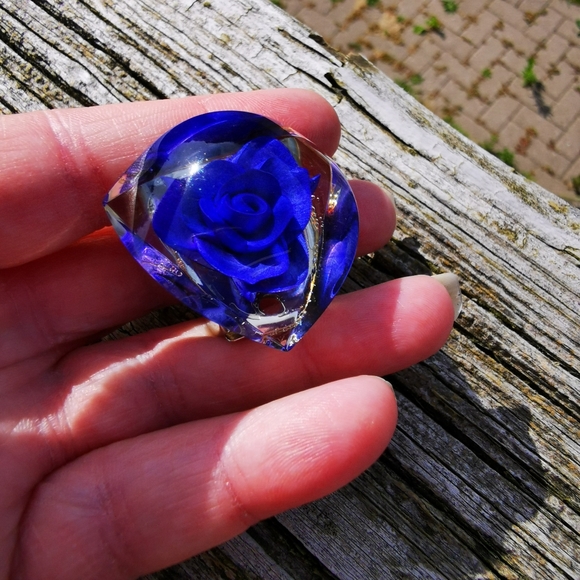 Vintage Triangular Clear Acrylic Scarf Clip with Blue Rose - Picture 4 of 7